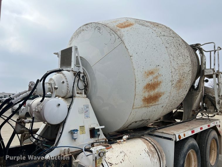 image for item JU9666 2006 International 5600i  ready mix truck