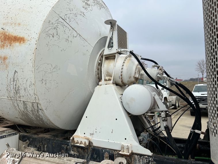 image for item JU9666 2006 International 5600i  ready mix truck