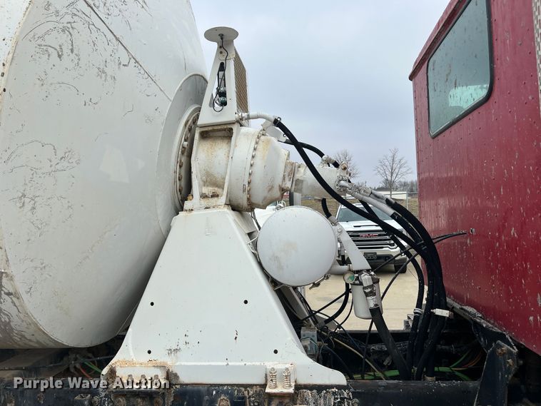 image for item JU9666 2006 International 5600i  ready mix truck