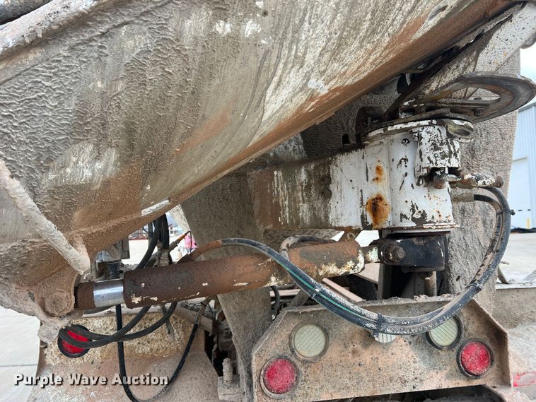 image for item JU9666 2006 International 5600i  ready mix truck