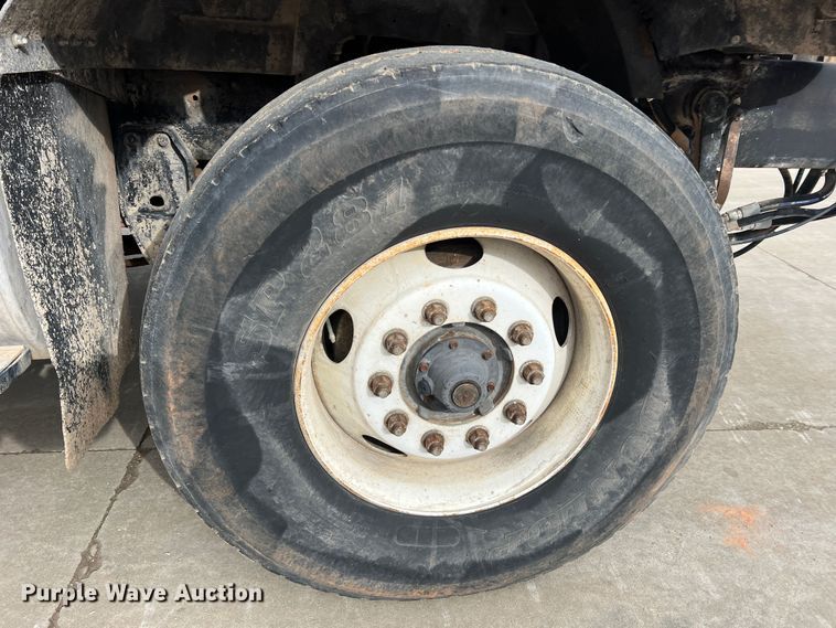 image for item JU9666 2006 International 5600i  ready mix truck