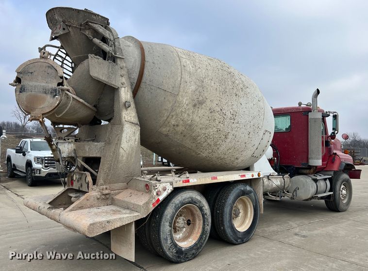 image for item JU9667 2006 International 5600i  ready mix truck