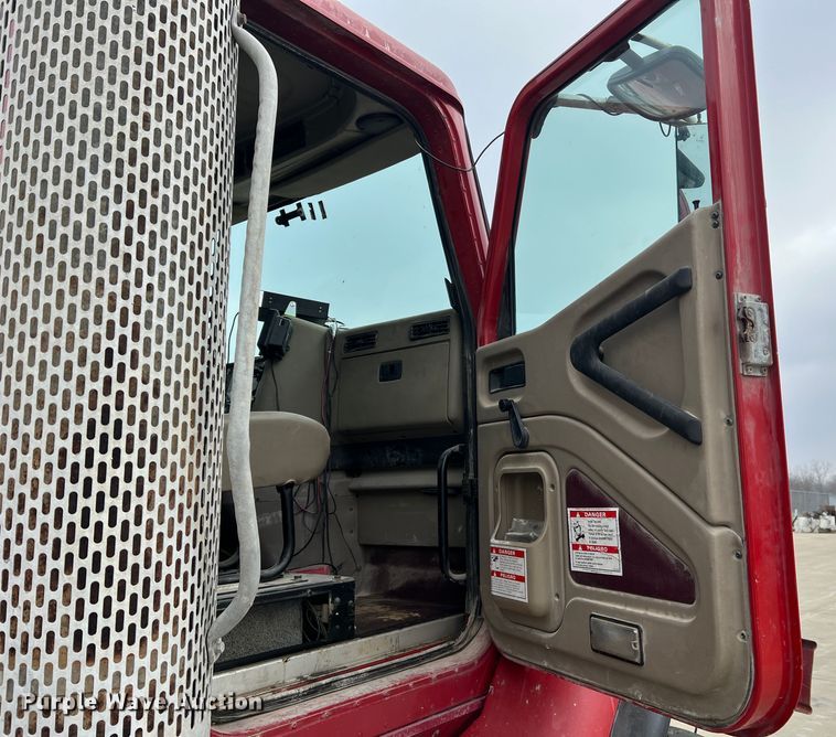 image for item JU9667 2006 International 5600i  ready mix truck