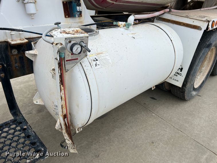 image for item JU9667 2006 International 5600i  ready mix truck