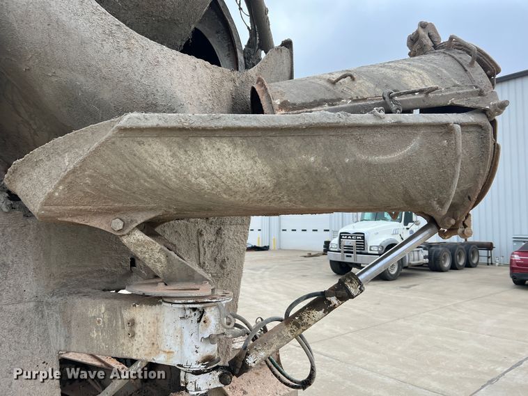 image for item JU9667 2006 International 5600i  ready mix truck