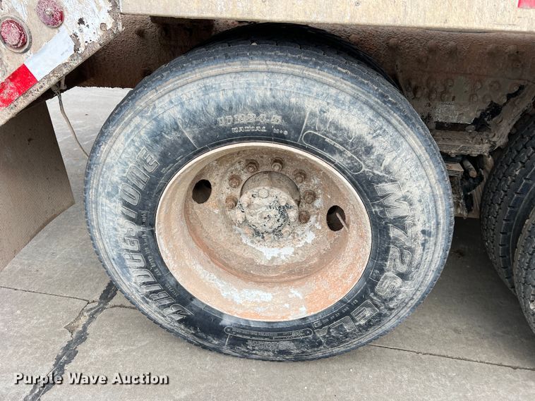 image for item JU9667 2006 International 5600i  ready mix truck