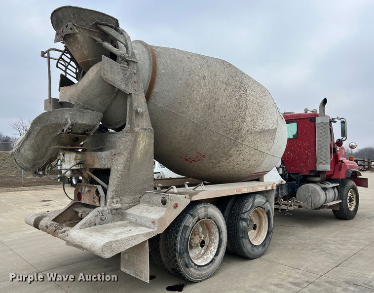 image for item JU9668 2006 International 5600i  ready mix truck