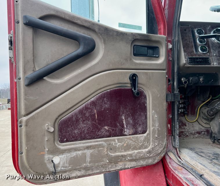 image for item JU9668 2006 International 5600i  ready mix truck