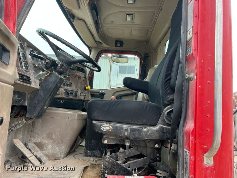 image for item JU9668 2006 International 5600i  ready mix truck