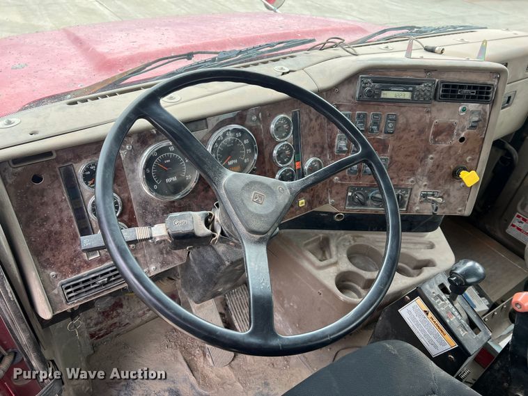 image for item JU9668 2006 International 5600i  ready mix truck