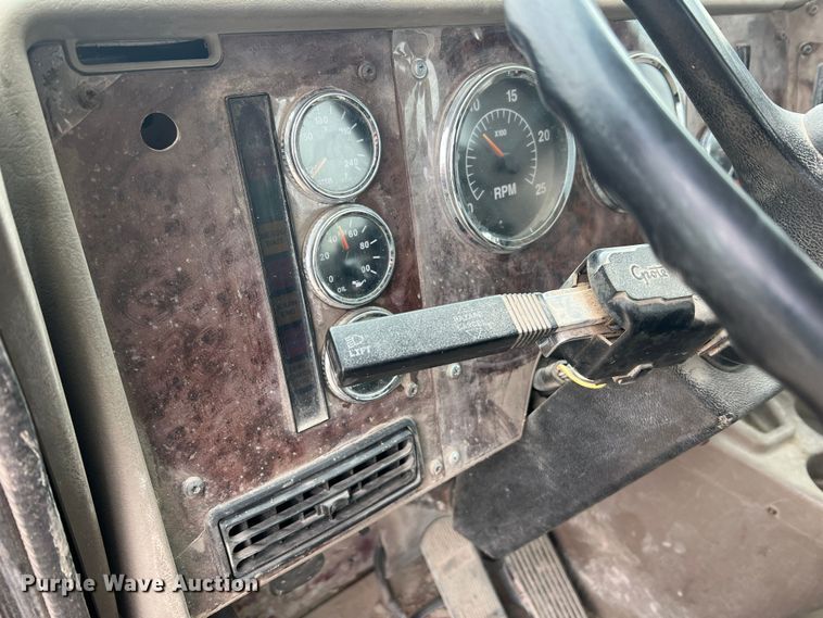 image for item JU9668 2006 International 5600i  ready mix truck