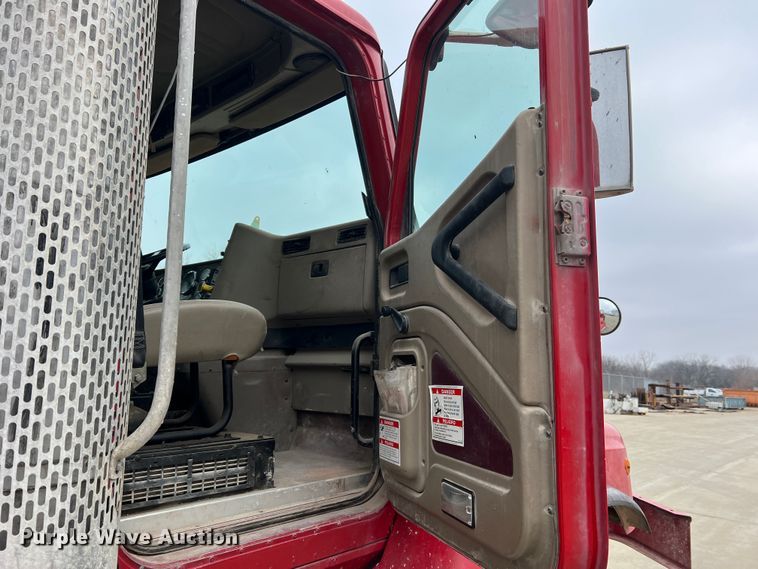 image for item JU9668 2006 International 5600i  ready mix truck