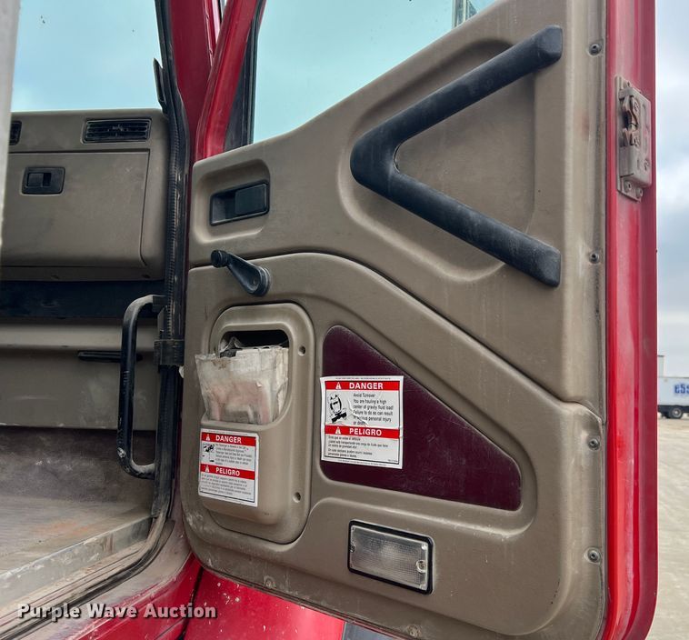 image for item JU9668 2006 International 5600i  ready mix truck