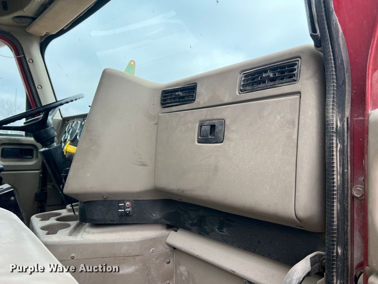 image for item JU9668 2006 International 5600i  ready mix truck