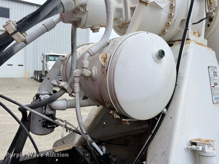 image for item JU9668 2006 International 5600i  ready mix truck