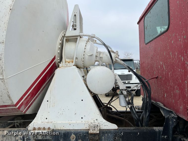 image for item JU9668 2006 International 5600i  ready mix truck