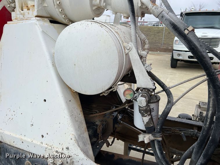 image for item JU9668 2006 International 5600i  ready mix truck