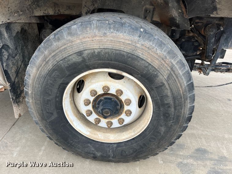 image for item JU9668 2006 International 5600i  ready mix truck