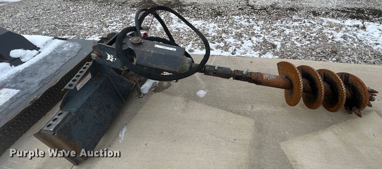 image for item JU9675 Bobcat 15C  skid steer auger