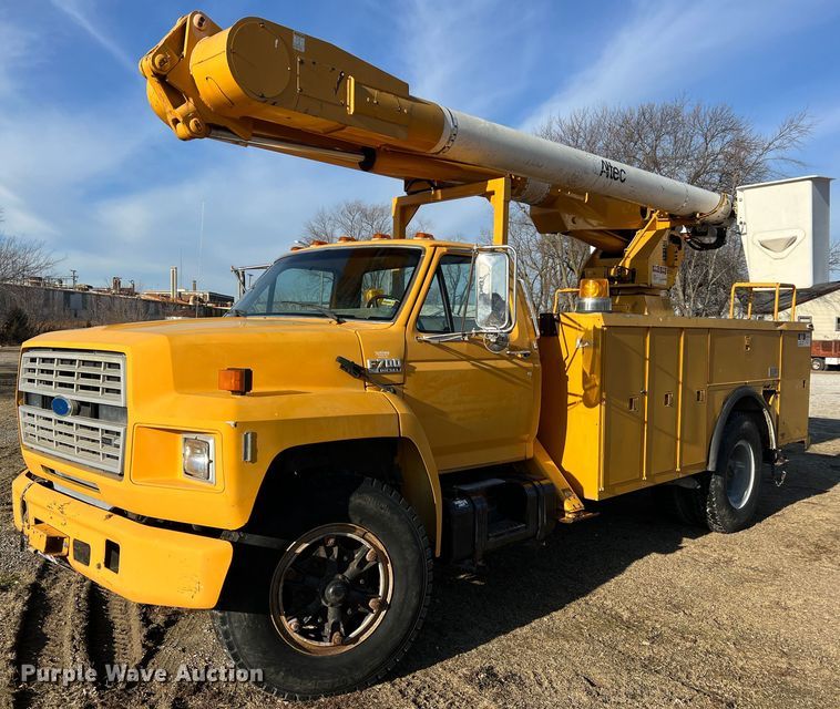 image for item JU9681 1990 Ford F700  bucket truck