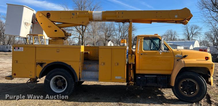 image for item JU9681 1990 Ford F700  bucket truck