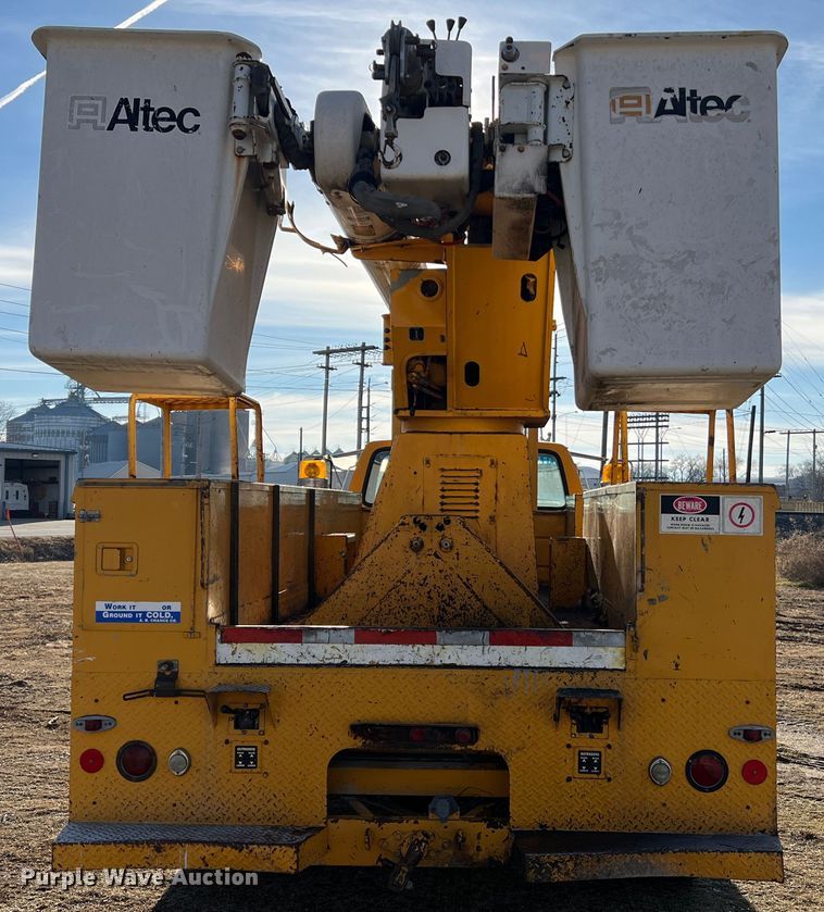 image for item JU9681 1990 Ford F700  bucket truck