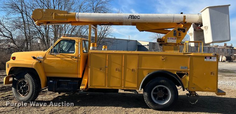 image for item JU9681 1990 Ford F700  bucket truck