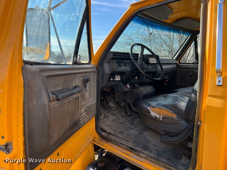 image for item JU9681 1990 Ford F700  bucket truck