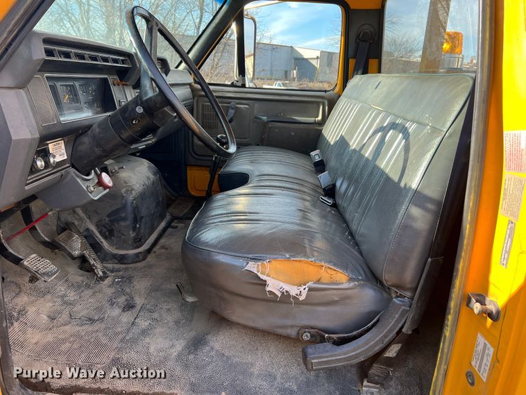 image for item JU9681 1990 Ford F700  bucket truck