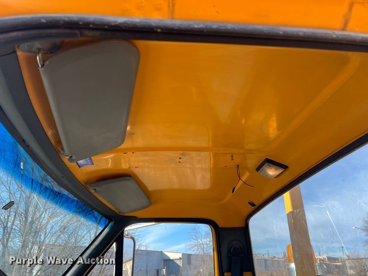 image for item JU9681 1990 Ford F700  bucket truck