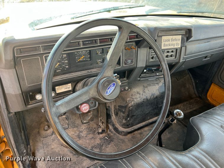 image for item JU9681 1990 Ford F700  bucket truck