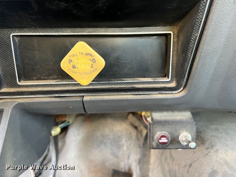 image for item JU9681 1990 Ford F700  bucket truck