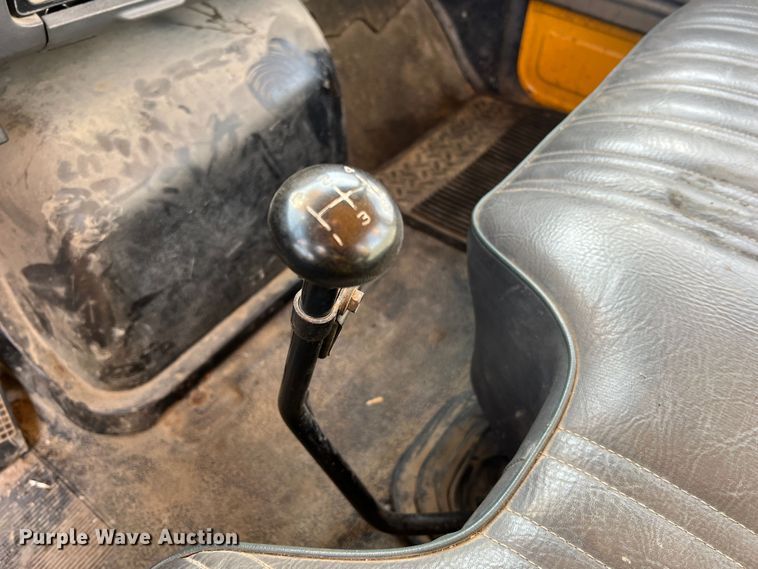 image for item JU9681 1990 Ford F700  bucket truck