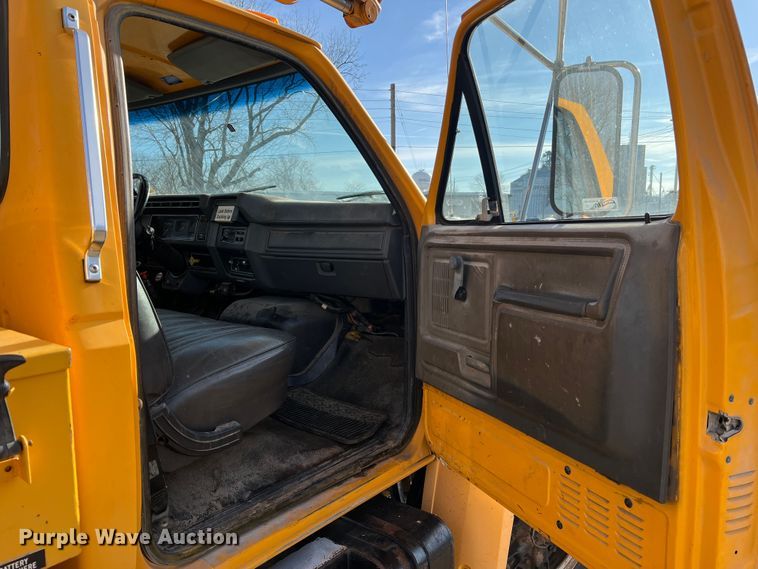 image for item JU9681 1990 Ford F700  bucket truck