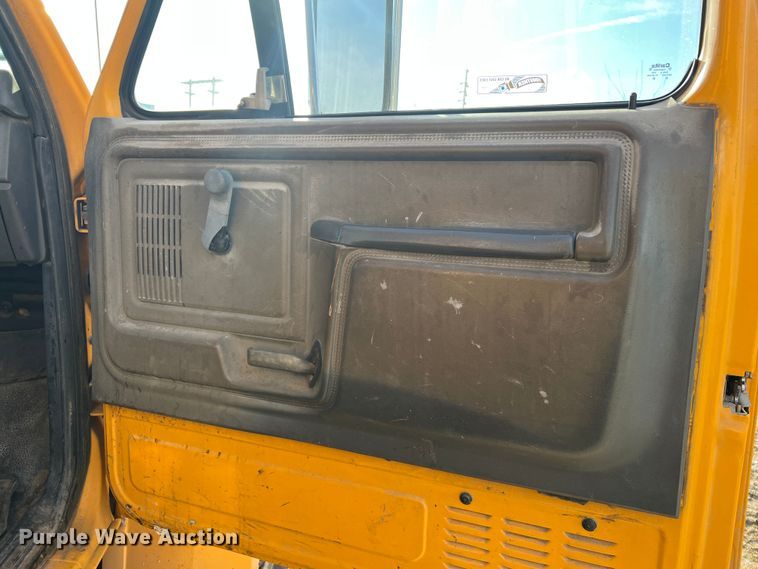 image for item JU9681 1990 Ford F700  bucket truck