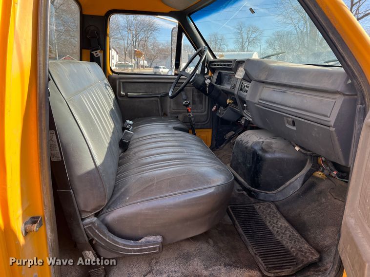 image for item JU9681 1990 Ford F700  bucket truck