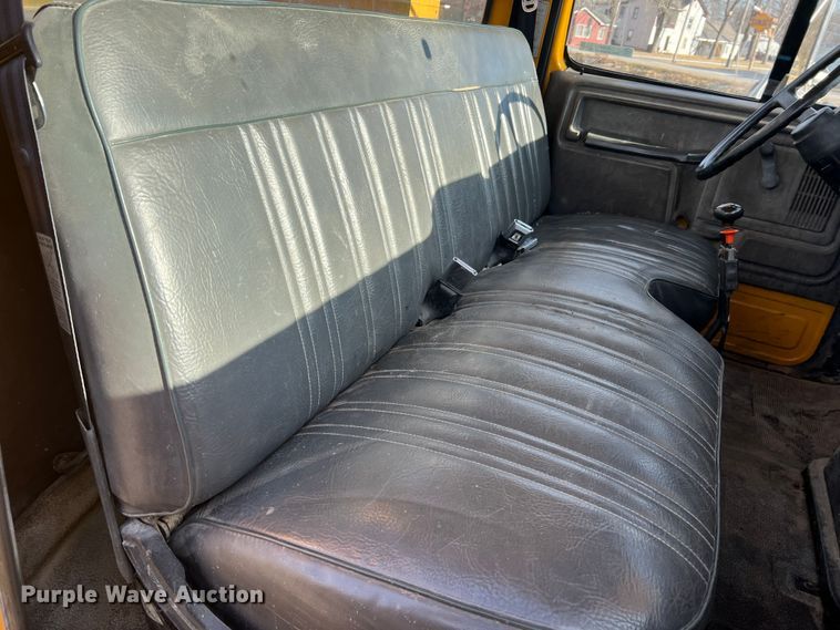 image for item JU9681 1990 Ford F700  bucket truck