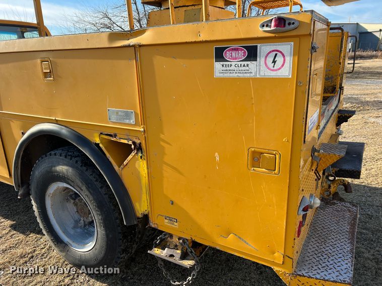 image for item JU9681 1990 Ford F700  bucket truck