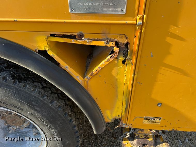 image for item JU9681 1990 Ford F700  bucket truck