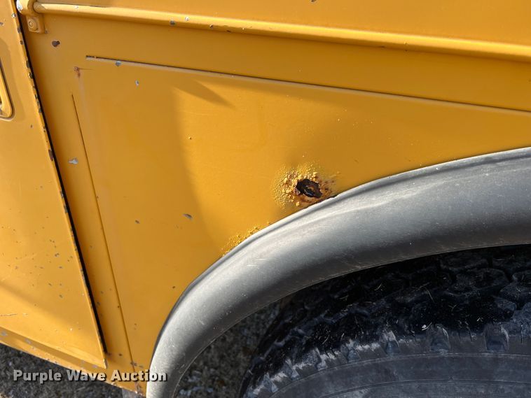 image for item JU9681 1990 Ford F700  bucket truck