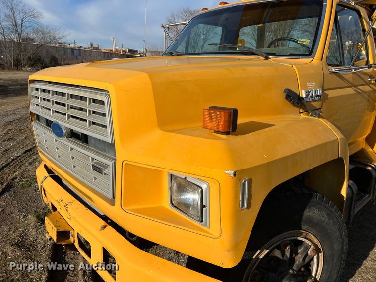 image for item JU9681 1990 Ford F700  bucket truck