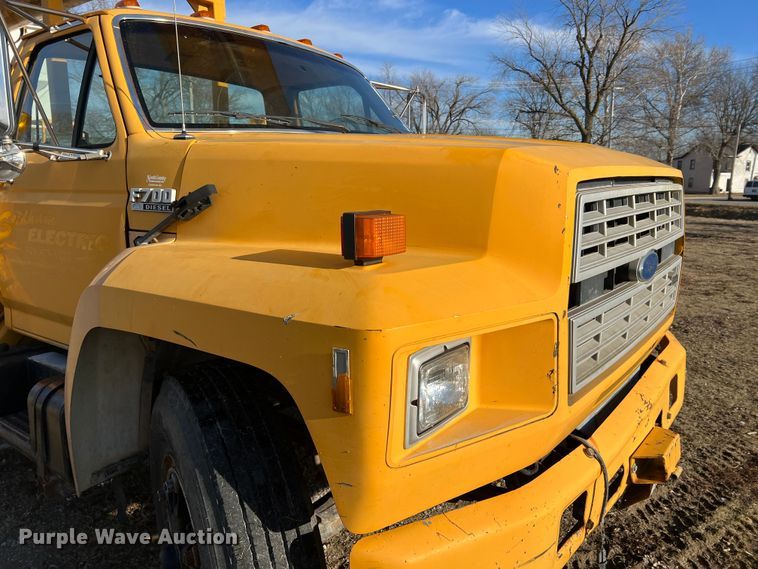 image for item JU9681 1990 Ford F700  bucket truck