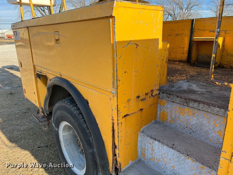 image for item JU9681 1990 Ford F700  bucket truck