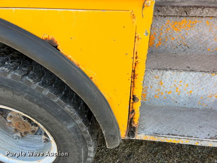 image for item JU9681 1990 Ford F700  bucket truck