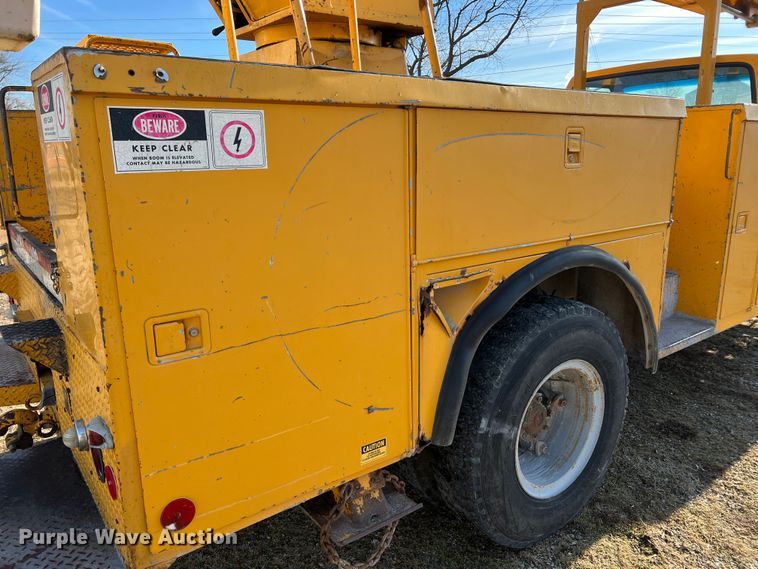 image for item JU9681 1990 Ford F700  bucket truck