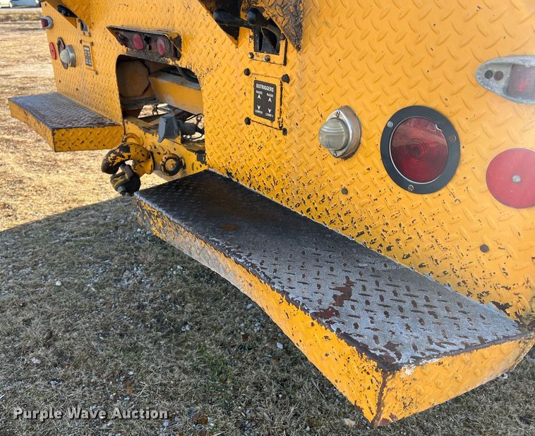 image for item JU9681 1990 Ford F700  bucket truck