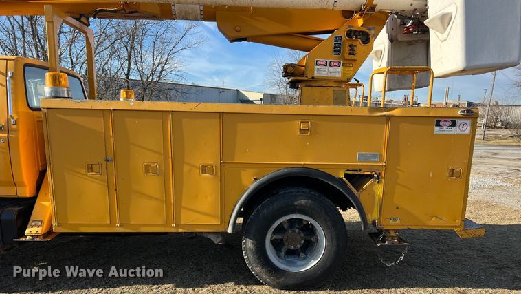 image for item JU9681 1990 Ford F700  bucket truck