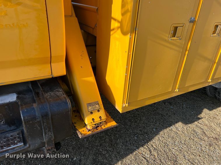 image for item JU9681 1990 Ford F700  bucket truck