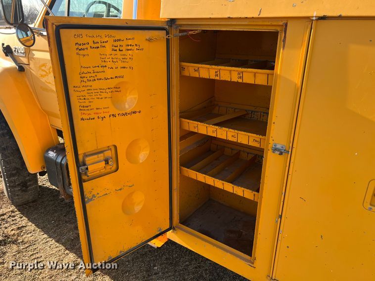 image for item JU9681 1990 Ford F700  bucket truck