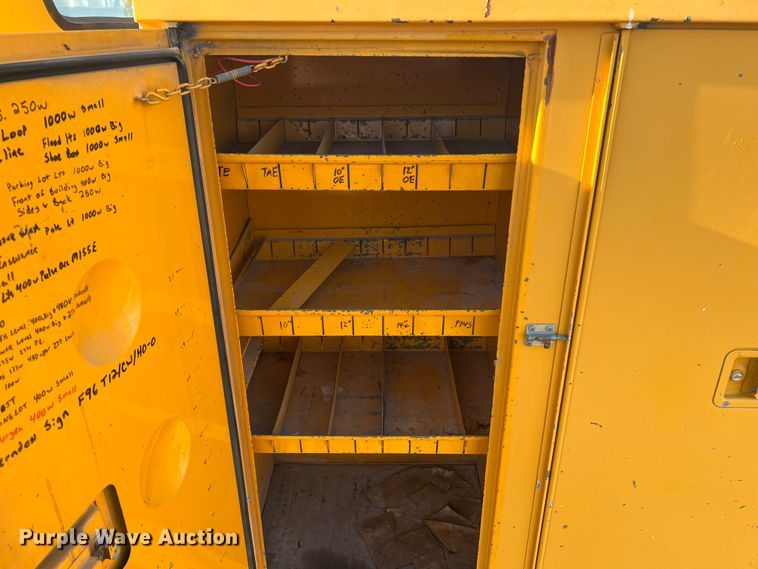 image for item JU9681 1990 Ford F700  bucket truck